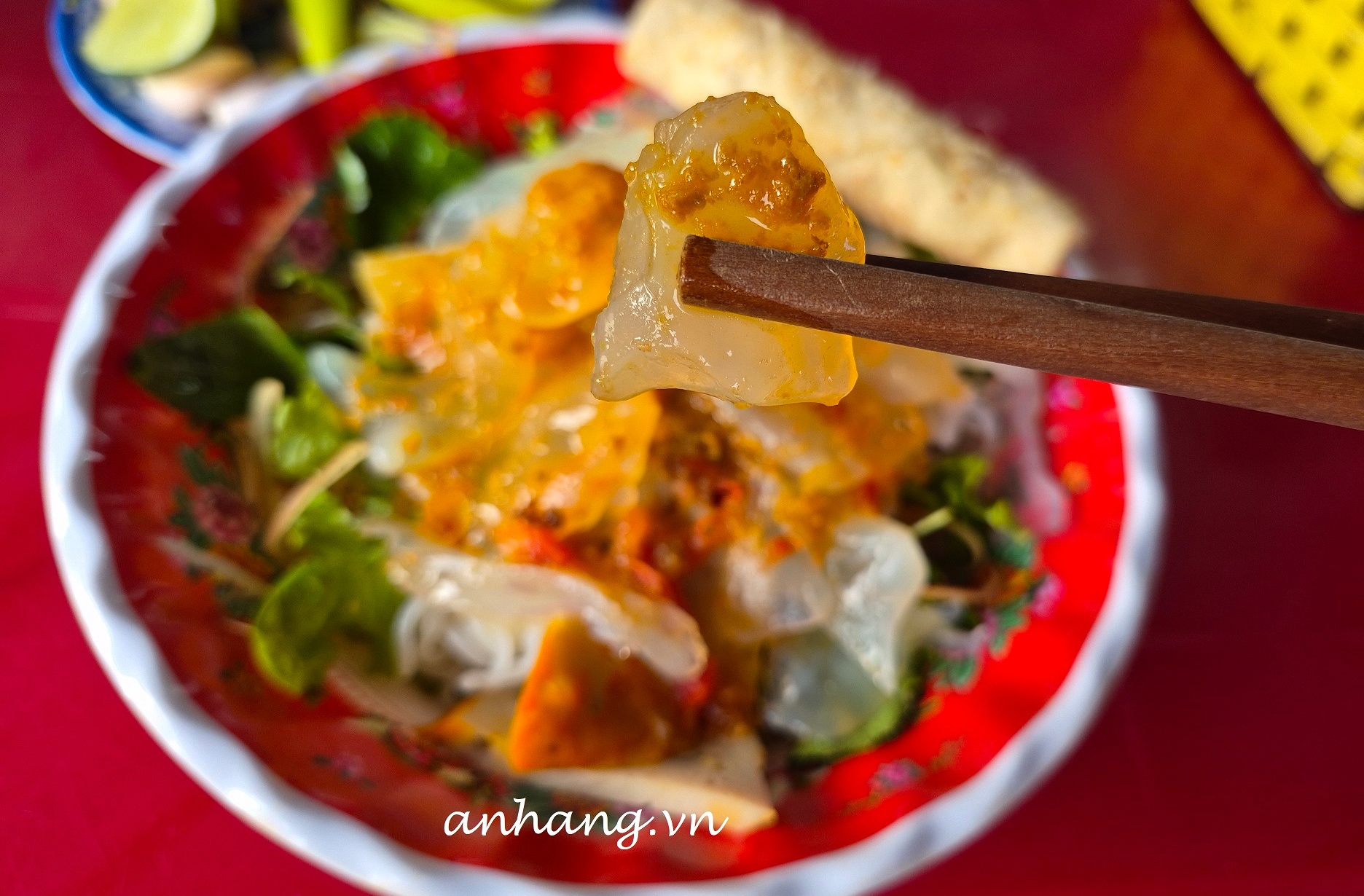 Bún giấm nuốc bên chân cầu Gia Hội (Huế)